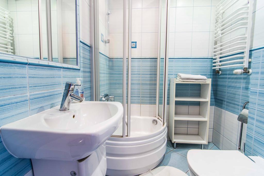 Red Apartment Wroclaw Room photo