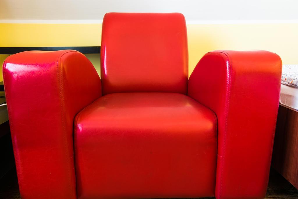 Red Apartment Wroclaw Room photo