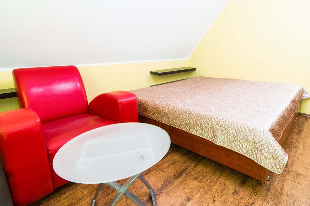 Red Apartment Wroclaw Room photo